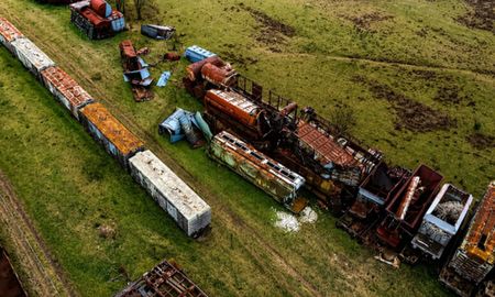 Las tolvas abandonadas en el predio tandilense trasladaron durante décadas las piedras que pavimentaron los adoquines históricos. Las tolvas abandonadas en el predio tandilense trasladaron durante décadas las piedras que pavimentaron los adoquines históricos.