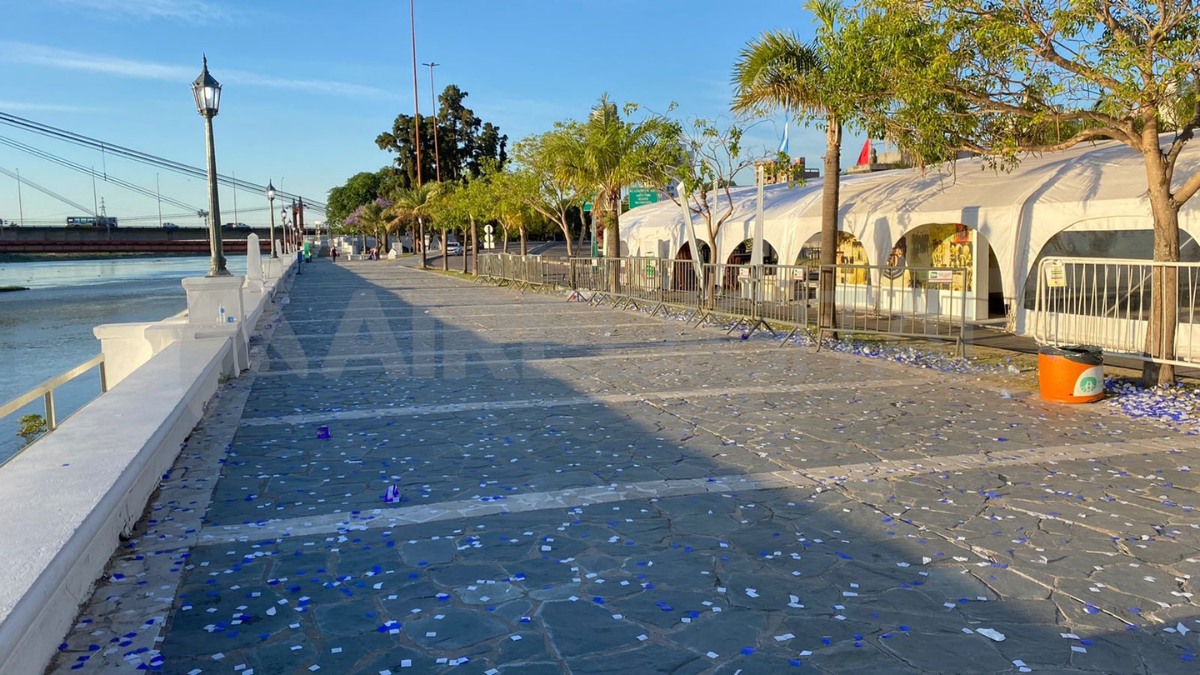 Luego de una jornada de festejos en la que más de 100 mil personas participaron de la celebración por los 449° años de la fundación de Santa Fe se trabaja en el desarme del escenario. 