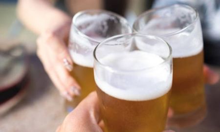 Un invitado a una boda le clavó un cuchillo en el cuello al novio: el por qué