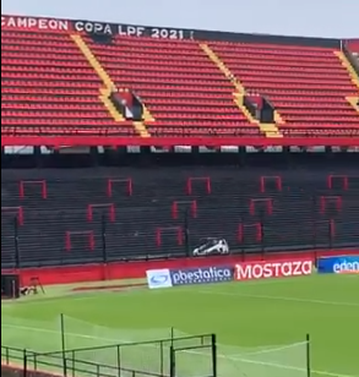 Obras en la tribuna Norte del estadio Brigadier López. Obras en la tribuna Norte del estadio Brigadier López.