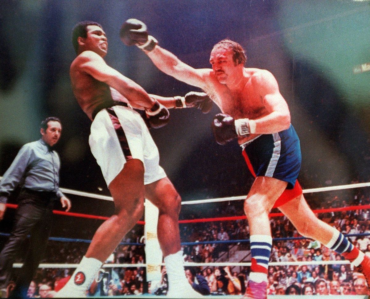 Durante los primeros ocho rounds Ali comandó las acciones, aunque a media máquina, nivel que le alcanzaba y le sobraba para superar con amplitud a un rival mucho más lento, técnicamente muy inferior y limitado, con una pobre defensa, y que comenzó a sangrar desde el séptimo round en su arco superciliar izquierdo. Durante los primeros ocho rounds Ali comandó las acciones, aunque a media máquina, nivel que le alcanzaba y le sobraba para superar con amplitud a un rival mucho más lento, técnicamente muy inferior y limitado, con una pobre defensa, y que comenzó a sangrar desde el séptimo round en su arco superciliar izquierdo.