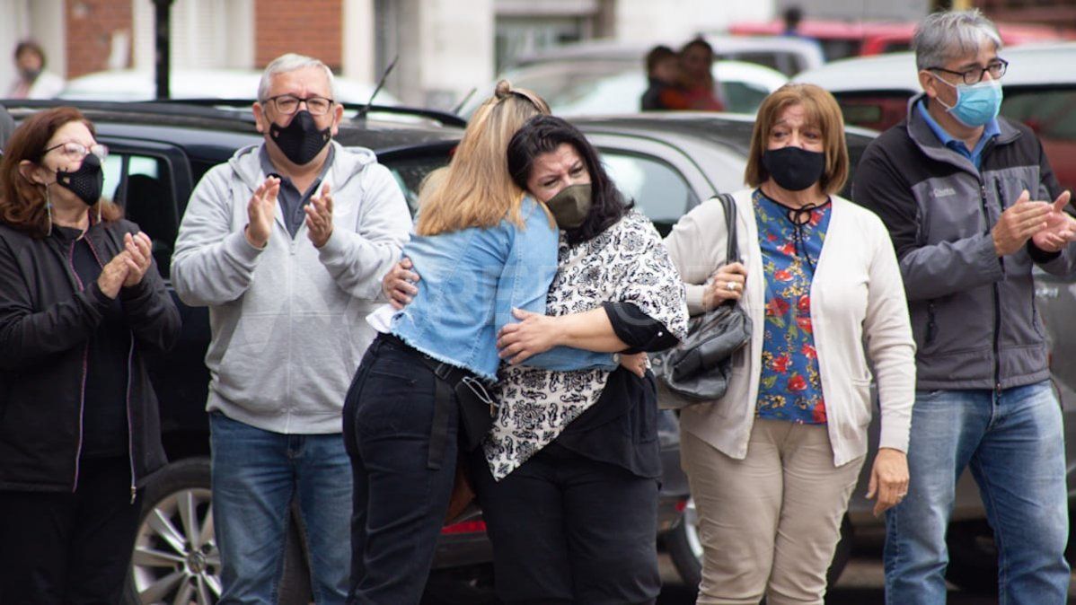 Los familiares de Ramón Gamarra se despidieron del trabajador de la salud frente a las puertas de la Municipalidad.&nbsp;