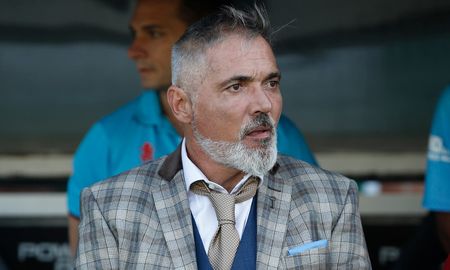 Sergio Rondina sentado como entrenador de Arsenal. Sergio Rondina sentado como entrenador de Arsenal.