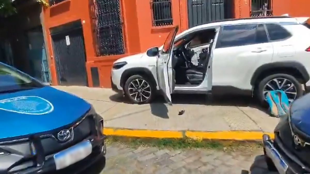 La camioneta se subió a la vereda y aplastó al hombre contra el frente de una casa. La camioneta se subió a la vereda y aplastó al hombre contra el frente de una casa.