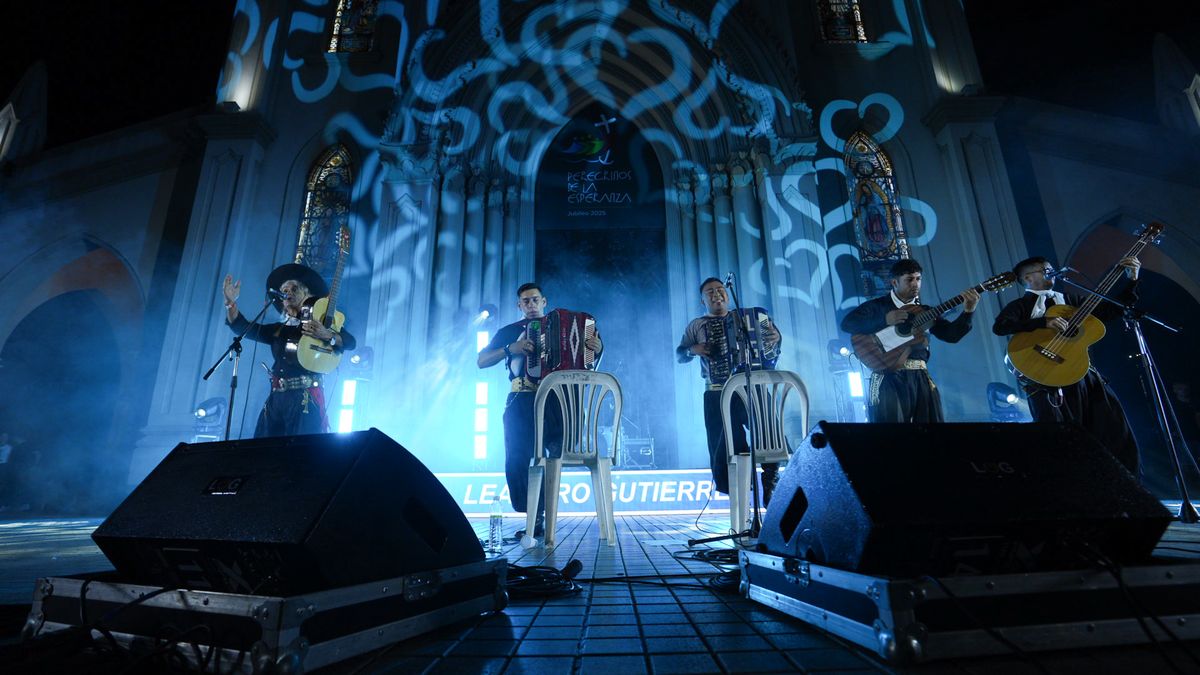 Leandro Gutiérrez y su conjunto inundaron con su Chámame la 38va edición del Festival Folklórico de Guadalupe Leandro Gutiérrez y su conjunto inundaron con su Chámame la 38va edición del Festival Folklórico de Guadalupe