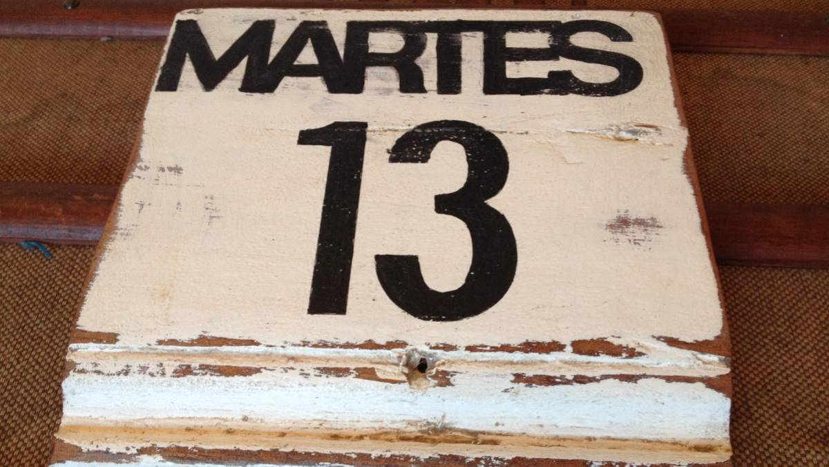 Se eligió específicamente el número 13, tradicionalmente asociado con la mala suerte, para desafiar y desmantelar los prejuicios y supersticiones históricamente ligados a la zurdera. Se eligió específicamente el número 13, tradicionalmente asociado con la mala suerte, para desafiar y desmantelar los prejuicios y supersticiones históricamente ligados a la zurdera.