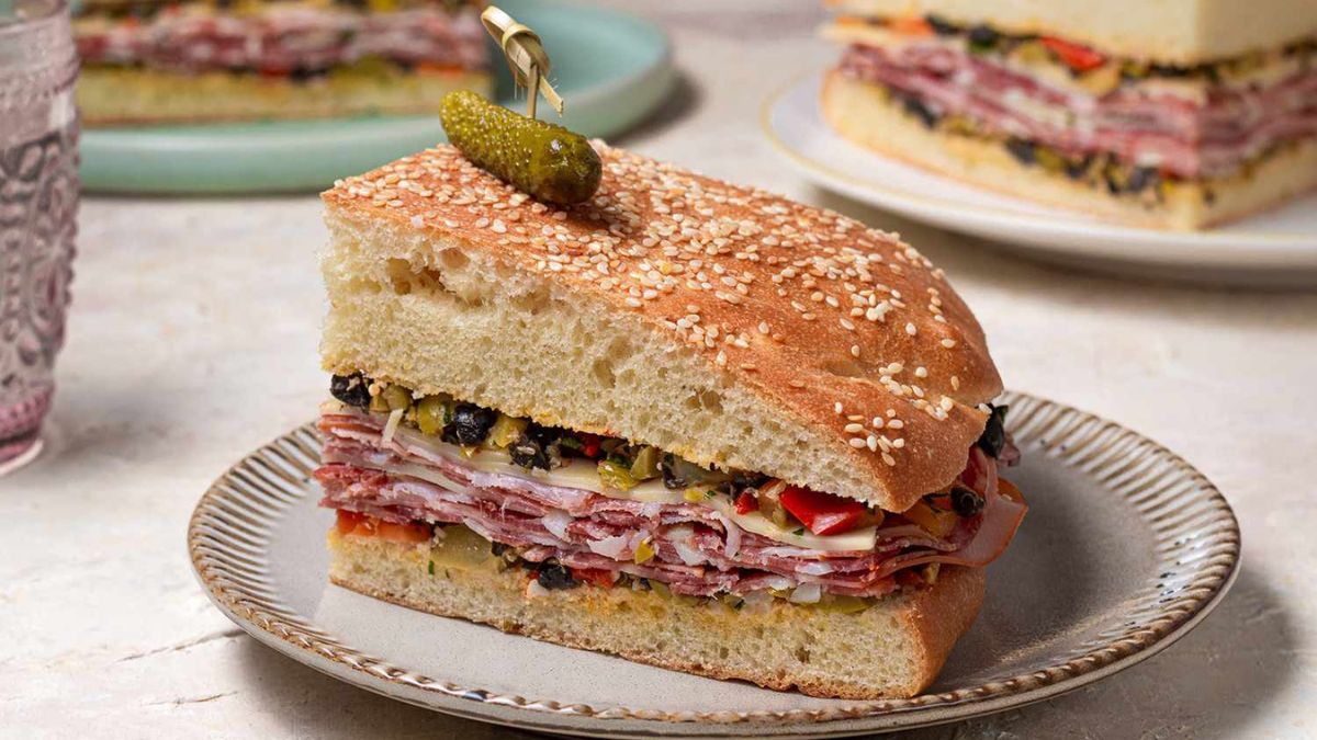 El pan muffuletta es una creación con raíces italianas, introducida en Nueva Orleans por inmigrantes sicilianos a principios del siglo XX. El pan muffuletta es una creación con raíces italianas, introducida en Nueva Orleans por inmigrantes sicilianos a principios del siglo XX.