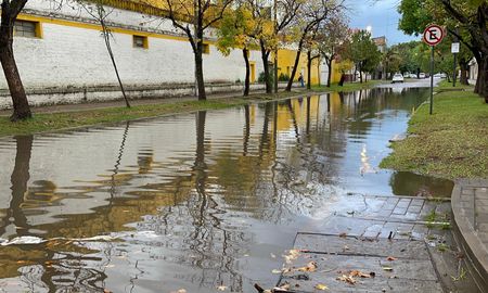 El temporal generó inconvenientes en la ciudad, con anegamientos de calles y gran cantidad de agua acumulada. El temporal generó inconvenientes en la ciudad, con anegamientos de calles y gran cantidad de agua acumulada.