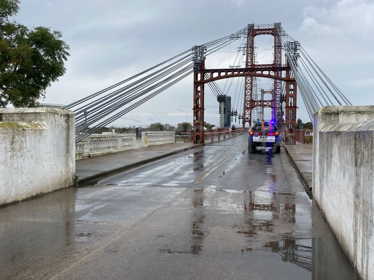 Fuerte presencia policial en el Puente Colgante: qué pasó