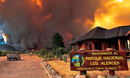 La situación sigue siendo desafiante, y los esfuerzos para contener los incendios persisten.