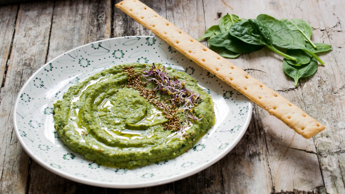 El hummus de espinaca es una excelente opción para acompañar diferentes platos. El hummus de espinaca es una excelente opción para acompañar diferentes platos.