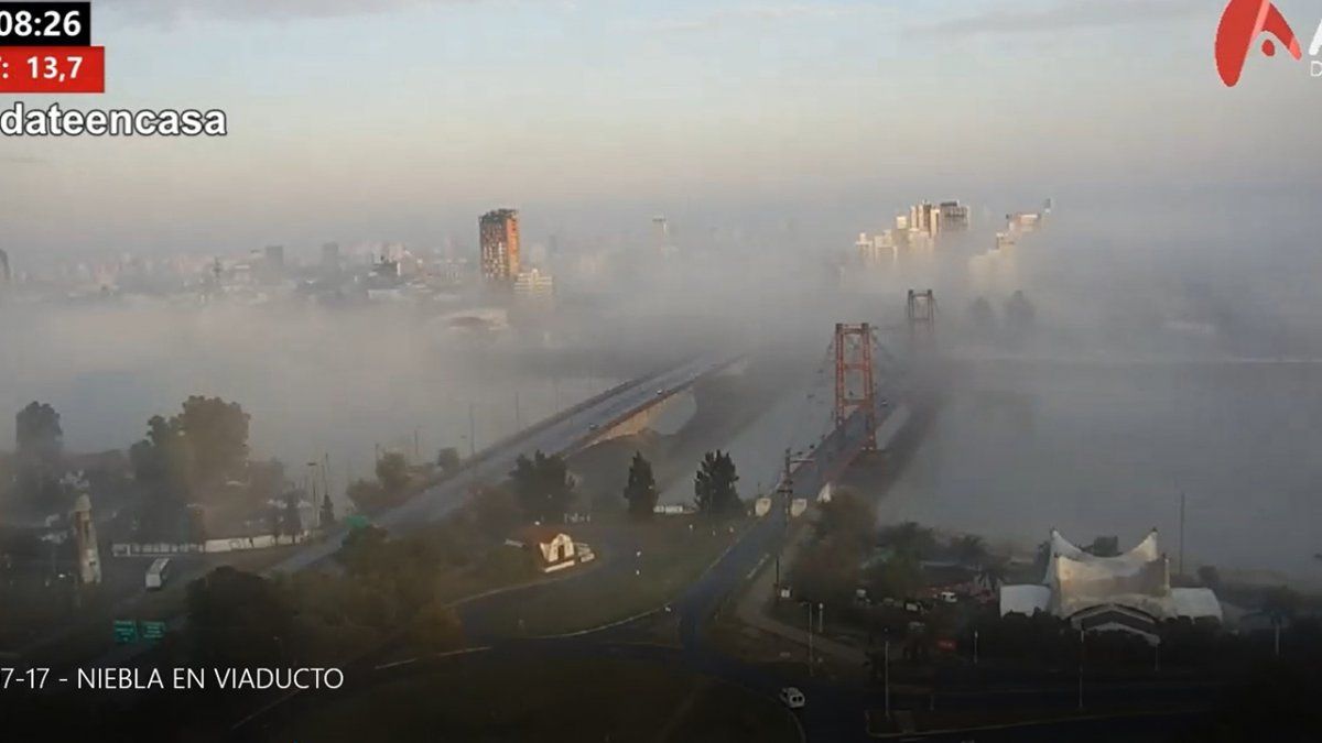 La postal de la ciudad de Santa Fe rodeada por la niebla.