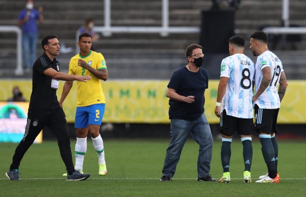 Uno de los supuestos miembros de Anvisa ingresó al campo de juego para llevarse a algunos jugadores de la Selección Argentina.