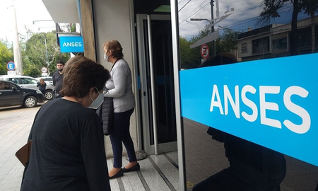 ANSES: jubilados y pensionados podrán cobrar dos bonos extras en agosto. ANSES: jubilados y pensionados podrán cobrar dos bonos extras en agosto.