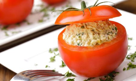 Cómo hacer tomates rellenos, una comida refrescante. Cómo hacer tomates rellenos, una comida refrescante.