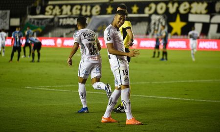 Santos goleó 4-1 a Gremio, avanzó a semifinales de la Copa Libertadores y espera pór Boca o Racing. Santos goleó 4-1 a Gremio, avanzó a semifinales de la Copa Libertadores y espera pór Boca o Racing.