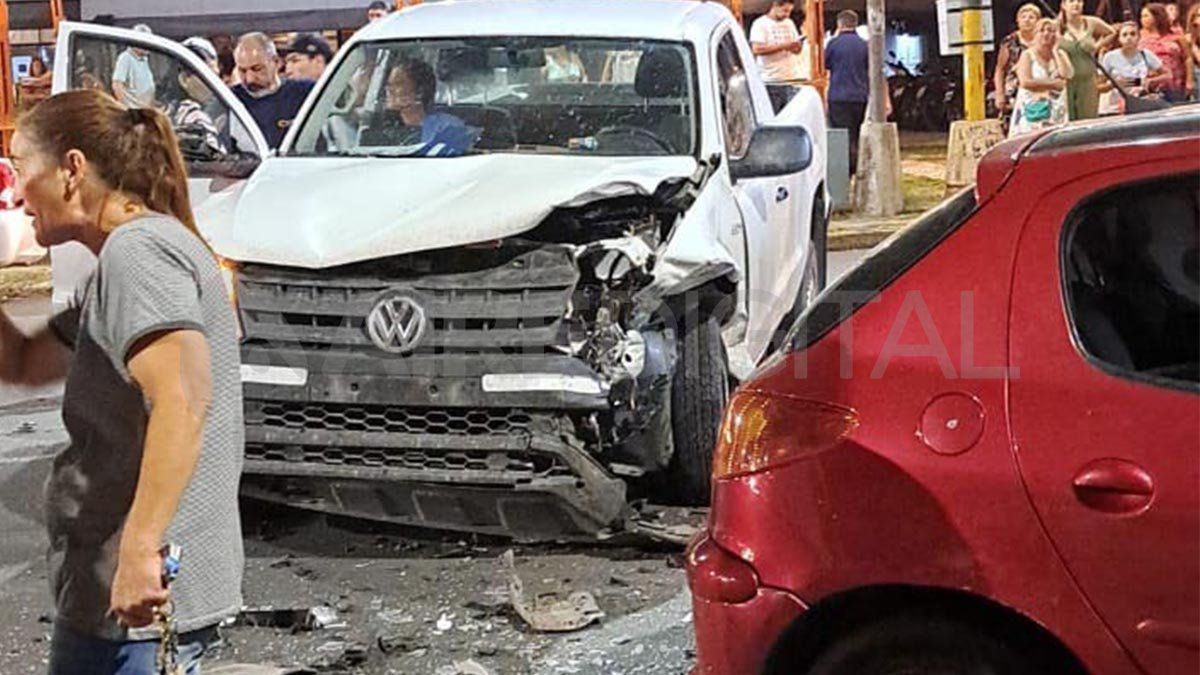 Recién en horas de la mañana de este domingo, se logró retirar los vehículos y liberar la mano sur de la avenida.