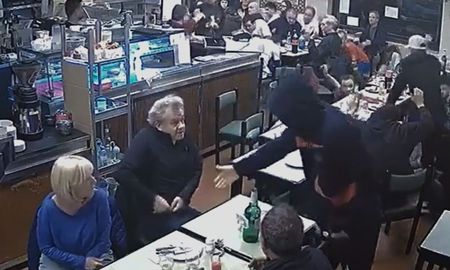Cuatro ladrones ingresaron a una popular pizzería de Buenos Aires y le robaron a los comensales. Cuatro ladrones ingresaron a una popular pizzería de Buenos Aires y le robaron a los comensales.