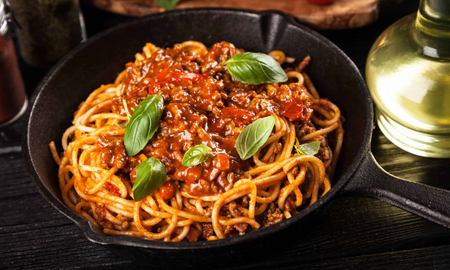 La mezcla de butifarra caramelizada, tomate y hierbas frescas convierte este ragú en una opción distinta a las clásicas salsas italianas. La mezcla de butifarra caramelizada, tomate y hierbas frescas convierte este ragú en una opción distinta a las clásicas salsas italianas.