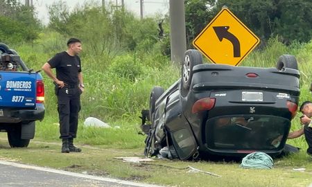 Un vehículo volcó en Circunvalación Oeste de Sana Fe a la altura de calle Mendoza. La conductora fue trasladada herida al hospital Cullen. Un vehículo volcó en Circunvalación Oeste de Sana Fe a la altura de calle Mendoza. La conductora fue trasladada herida al hospital Cullen.