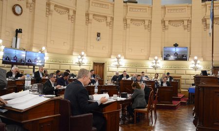 En la sesión de este jueves, la Cámara de Senadores de Santa Fe aprobó una declaración impulsada por los bloques del PJ en el que el cuerpo político repudia y rechaza el intento de magnicidio de la vicepresidenta de la Nación. En la sesión de este jueves, la Cámara de Senadores de Santa Fe aprobó una declaración impulsada por los bloques del PJ en el que el cuerpo político repudia y rechaza el intento de magnicidio de la vicepresidenta de la Nación.