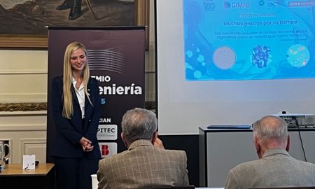Milagros Rossler durante la presentación de su proyecto en el Salón San Martín del CAI, en la final de la 26° edición del Premio Pre-Ingeniería. Milagros Rossler durante la presentación de su proyecto en el Salón San Martín del CAI, en la final de la 26° edición del Premio Pre-Ingeniería.