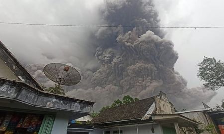 El volcán Semeru, en el distrito de Lumajang, en la provincia de Java Oriental, arrojó espesas columnas de ceniza de más de 12.000 metros de altura. El volcán Semeru, en el distrito de Lumajang, en la provincia de Java Oriental, arrojó espesas columnas de ceniza de más de 12.000 metros de altura.