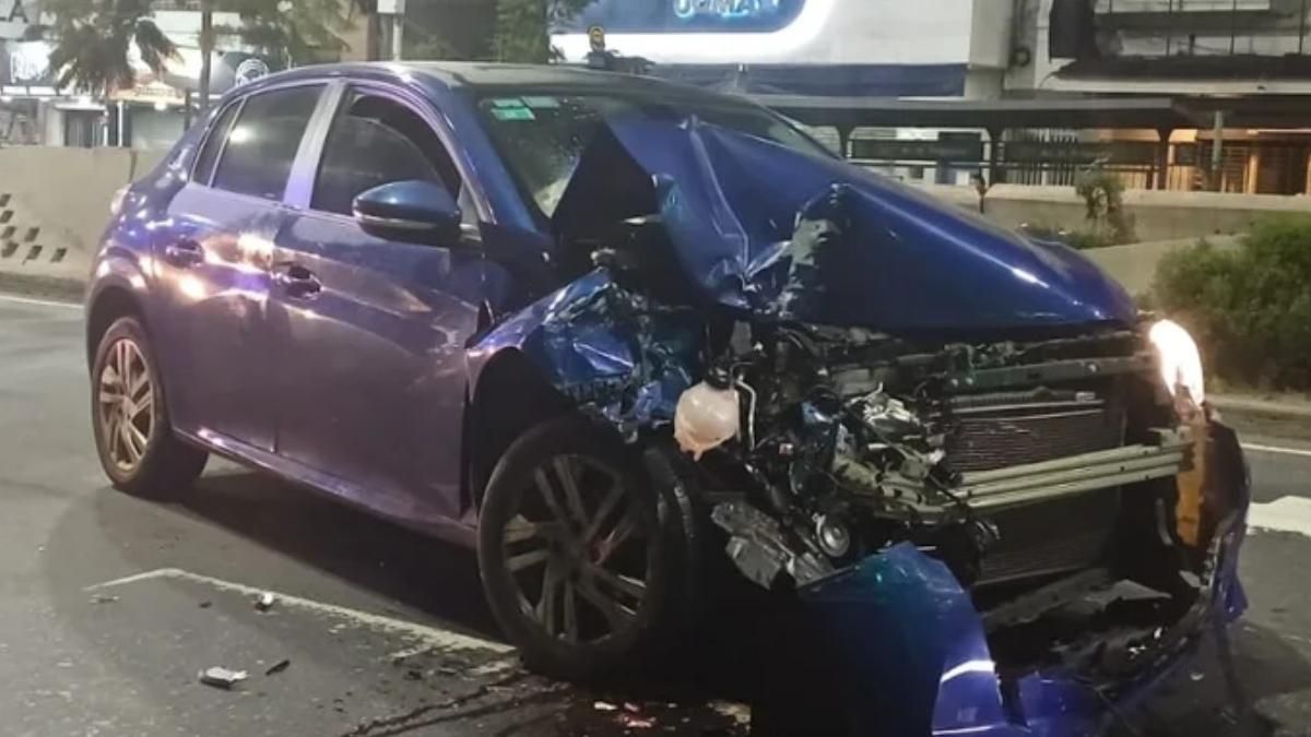 Así quedó el auto que impactó con la camioneta de El Polaco. 