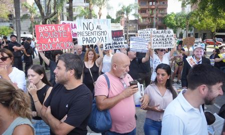 un grupo de manifestantes autoconvocados mostró en la explanada de la Legislatura su disconformidad con las políticas provinciales. un grupo de manifestantes autoconvocados mostró en la explanada de la Legislatura su disconformidad con las políticas provinciales.