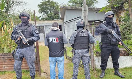 En total se realizaron nueve allanamientos en Fray Luis Beltrán, San Lorenzo y Capitán Bermúdez, en los que se secuestraron dinero, teléfonos y drogas. En total se realizaron nueve allanamientos en Fray Luis Beltrán, San Lorenzo y Capitán Bermúdez, en los que se secuestraron dinero, teléfonos y drogas.