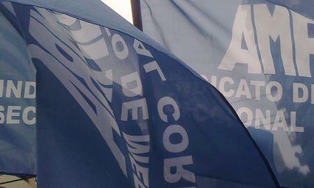 Amra considera que todos los médicos deben cobrar el refuerzo salarial de $ 5.000 dispuesto por el gobierno nacional. Amra considera que todos los médicos deben cobrar el refuerzo salarial de $ 5.000 dispuesto por el gobierno nacional.