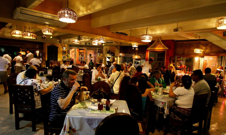 Escrachó a clientes que comieron en su restaurante y pagaron con tarjeta de la AUH: la drástica decisión del dueño del local Escrachó a clientes que comieron en su restaurante y pagaron con tarjeta de la AUH: la drástica decisión del dueño del local