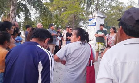 El fin de semana, vecinos de Villa Guillermina se movilizaron para pedir asistencia por el brote de dengue. El fin de semana, vecinos de Villa Guillermina se movilizaron para pedir asistencia por el brote de dengue.