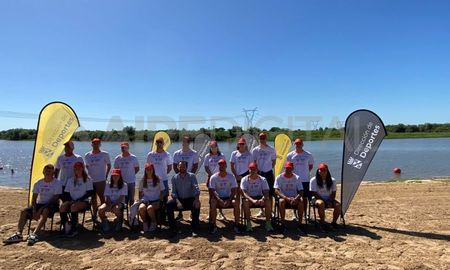 Los nadadores cerraron su visita con una foto a orillas del río Coronda, en un gesto simbólico antes de lanzarse a la histórica maratón que, una vez más, hará vibrar a Santa Fe y sus alrededores. Los nadadores cerraron su visita con una foto a orillas del río Coronda, en un gesto simbólico antes de lanzarse a la histórica maratón que, una vez más, hará vibrar a Santa Fe y sus alrededores.
