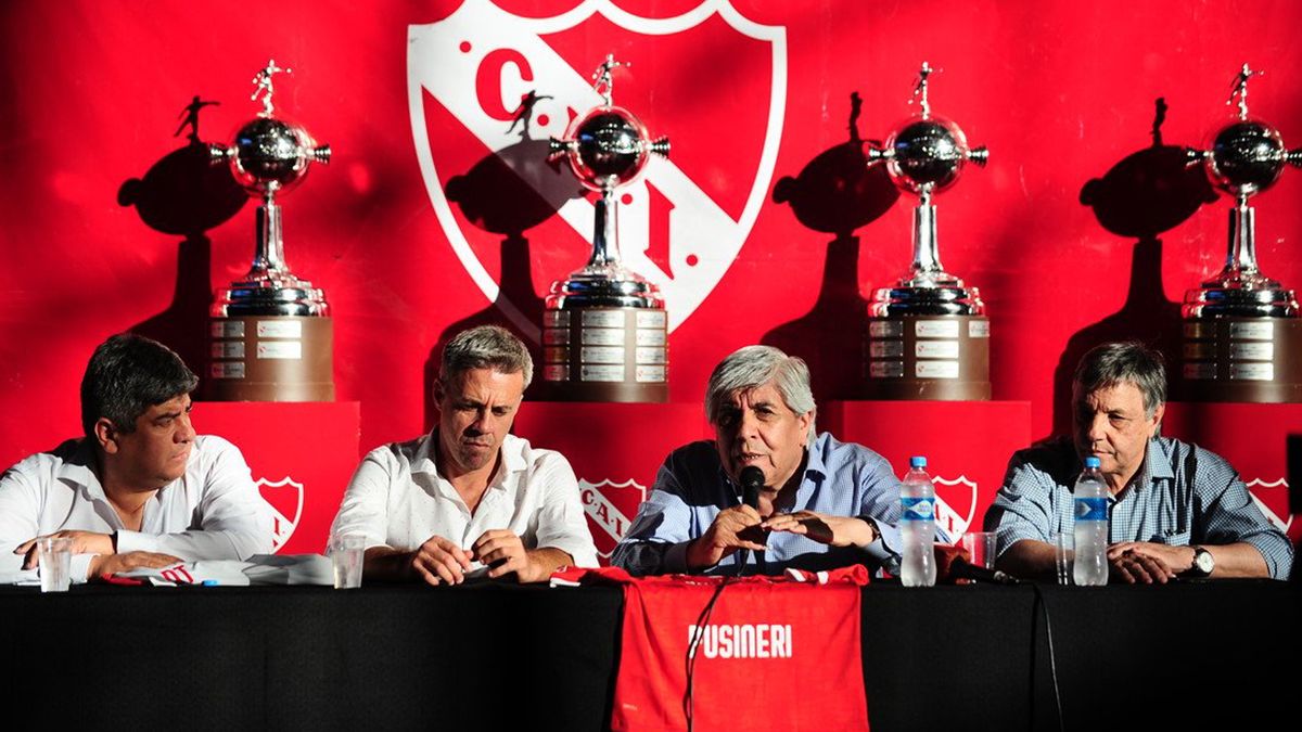 Los dirigentes de Independiente se reúnen para definir la continuidad o no de Lucas Pusineri como entrenador del primer equipo.
