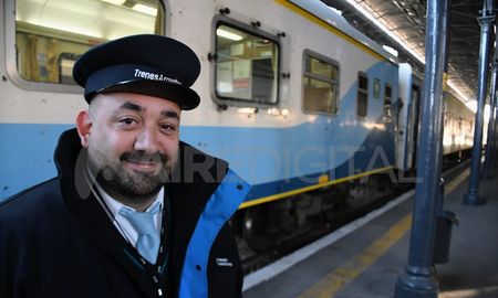 La vuelta del tren que une a Rosario con Cañada de Gómez y la alegría de los trabajadores. La vuelta del tren que une a Rosario con Cañada de Gómez y la alegría de los trabajadores.