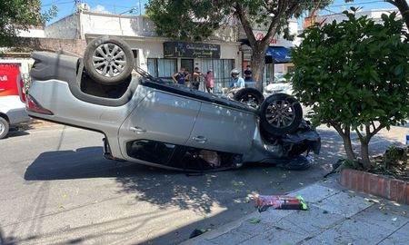 Una camioneta volcó en pleno barrio Candioti durante la siesta de este viernes. Una camioneta volcó en pleno barrio Candioti durante la siesta de este viernes.