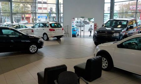 Por la falta de stock, se paga hasta un 20% de sobreprecio para obtener antes un 0km. Por la falta de stock, se paga hasta un 20% de sobreprecio para obtener antes un 0km.