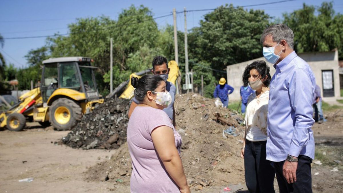 Hasta la intersección de Gaboto y Aldao llegó el intendente Emilio Jatón, con el objetivo de reunirse con los habitantes del barrio. Juntos caminaron por los primeros metros de pavimento que ya se concretaron y observaron la marcha de los trabajos.