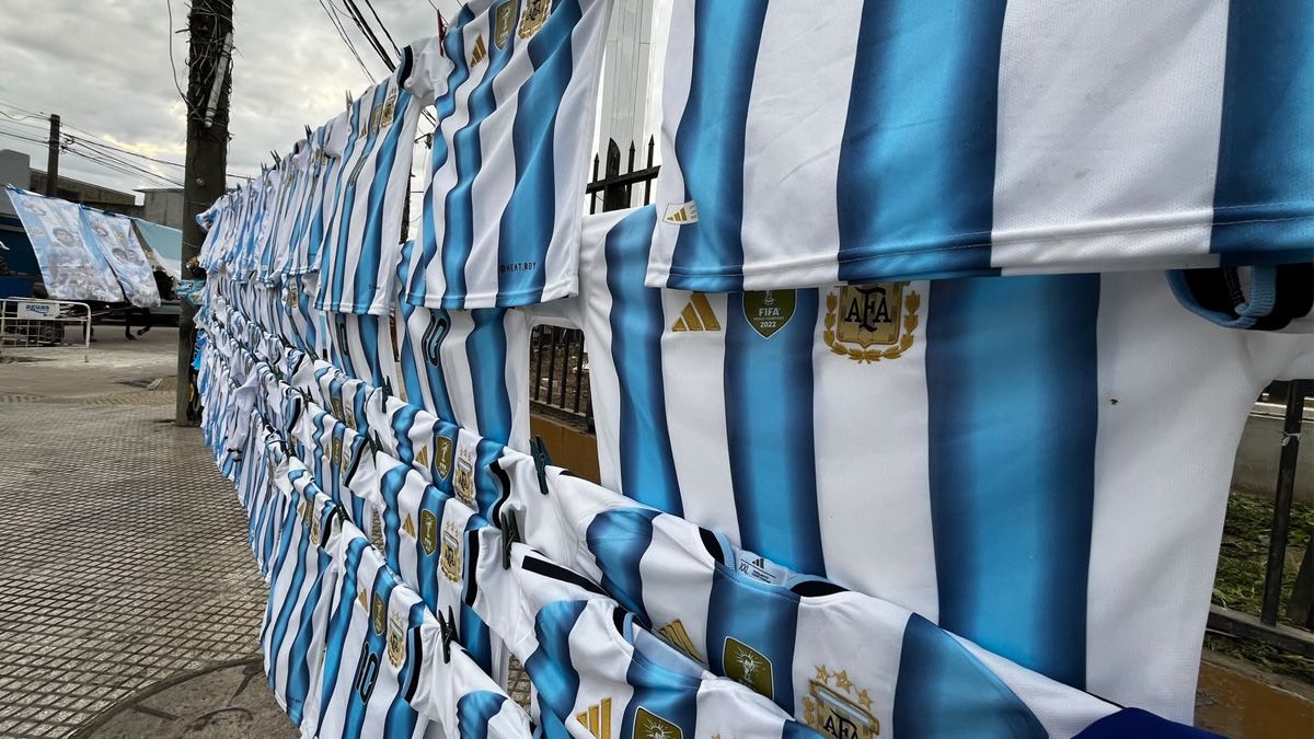 La demanda de camisetas, banderas y otros artículos de la Selección Argentina crece en los puestos callejeros de Santa Fe a horas de un nuevo partido.