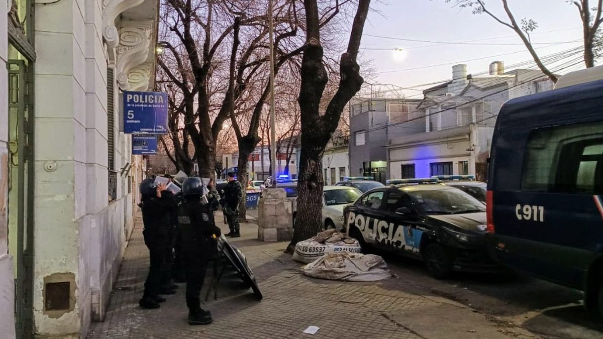 Un nuevo motín se desató este martes por la tarde en la comisaría 5° de Rosario, ubicada en Italia al 2100, en pleno barrio Abasto. Un nuevo motín se desató este martes por la tarde en la comisaría 5° de Rosario, ubicada en Italia al 2100, en pleno barrio Abasto.