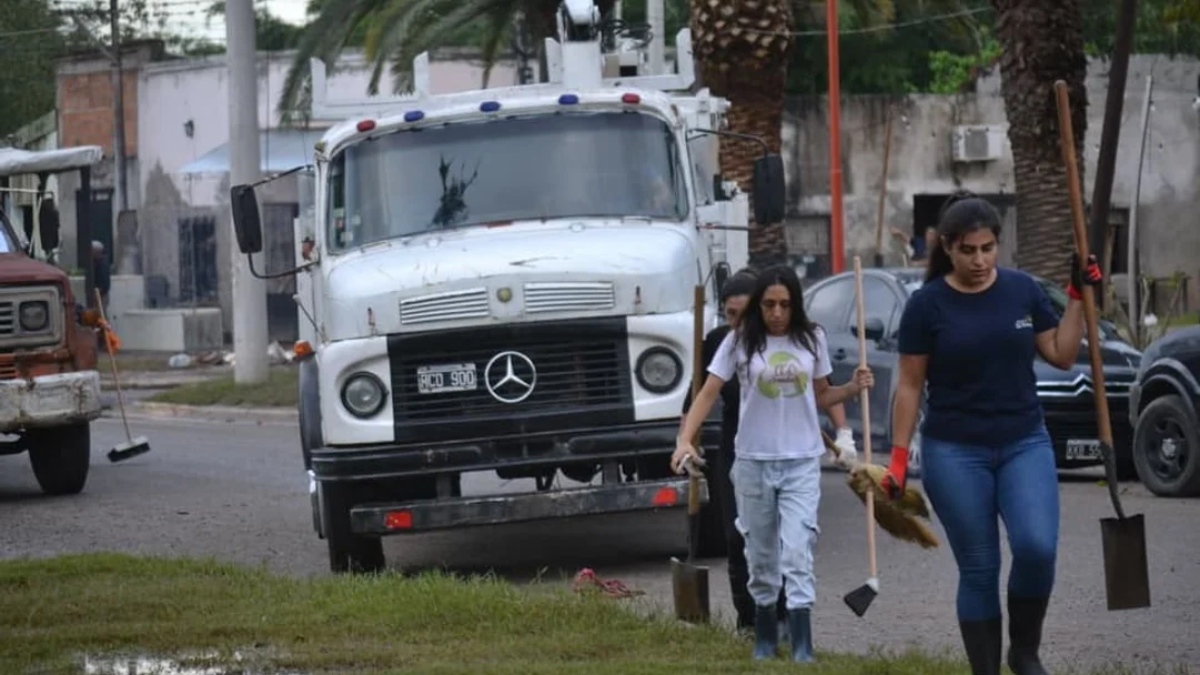 El agua comenzó a bajar en la localidad tucumana y las familias retornan para evaluar daños y rescatar pertenencias.&nbsp;