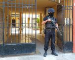 Con las primeras luces del día, el personal policial irrumpió en el monoblock de calle Regimiento 12 de Infantería. Con las primeras luces del día, el personal policial irrumpió en el monoblock de calle Regimiento 12 de Infantería.