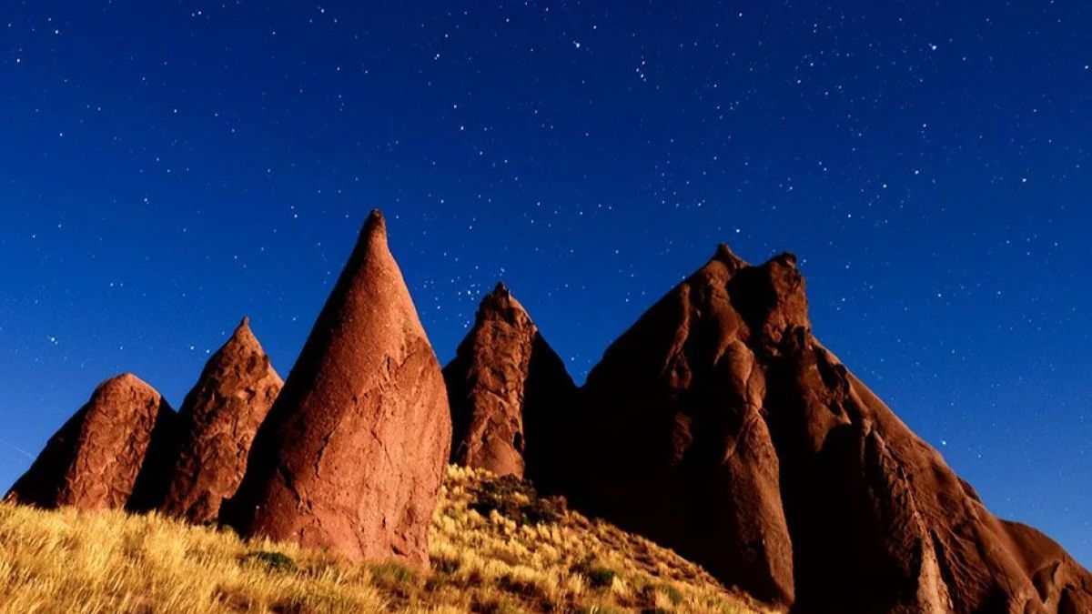Las torres de Los Bolillos se formaron por un proceso de erosión diferencial; las capas de ceniza volcánica más blandas desaparecieron, dejando al descubierto los núcleos de roca más resistentes. Las torres de Los Bolillos se formaron por un proceso de erosión diferencial; las capas de ceniza volcánica más blandas desaparecieron, dejando al descubierto los núcleos de roca más resistentes.