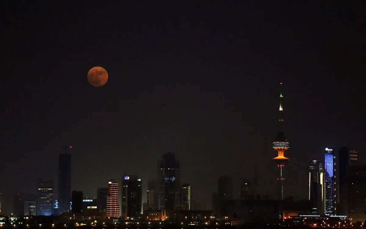 Así se vio la superluna de ciervo sobre el horizonte de la ciudad de Kuwait, el 13 de julio de 2022.