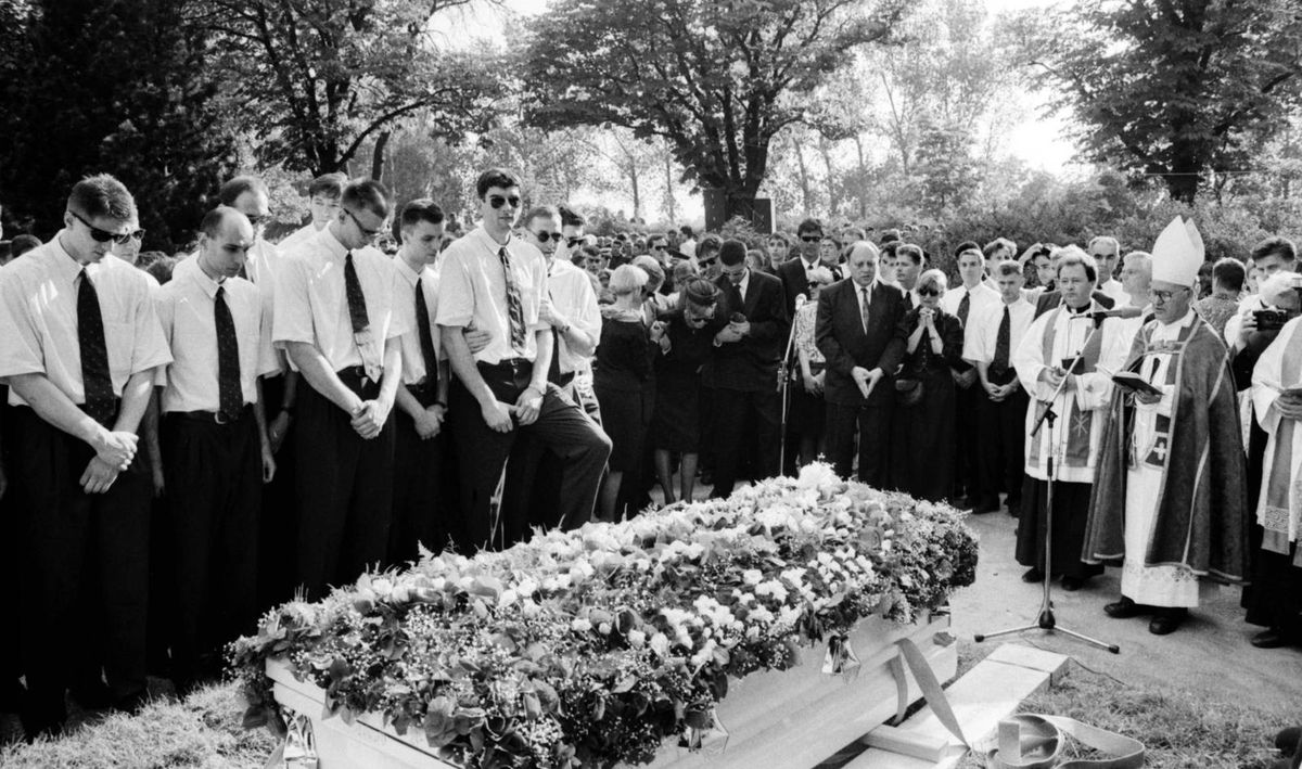Petrovic fue sepultado en el cementerio parque de Mirogoj, el principal de Zagreb, ubicado al norte de la ciudad. En la ceremonia hubo casi 10.000 personas (asistió hasta el presidente de Croacia) y, el obispo auxiliar de Zagreb, monseñor Marko Culej, ofició un responso. En el centro de la foto y, a continuación de los jugadores de la Selección, está Biserka, su madre, sostenida por Aleksandar, el hermano mayor de Drazen. Petrovic fue sepultado en el cementerio parque de Mirogoj, el principal de Zagreb, ubicado al norte de la ciudad. En la ceremonia hubo casi 10.000 personas (asistió hasta el presidente de Croacia) y, el obispo auxiliar de Zagreb, monseñor Marko Culej, ofició un responso. En el centro de la foto y, a continuación de los jugadores de la Selección, está Biserka, su madre, sostenida por Aleksandar, el hermano mayor de Drazen.