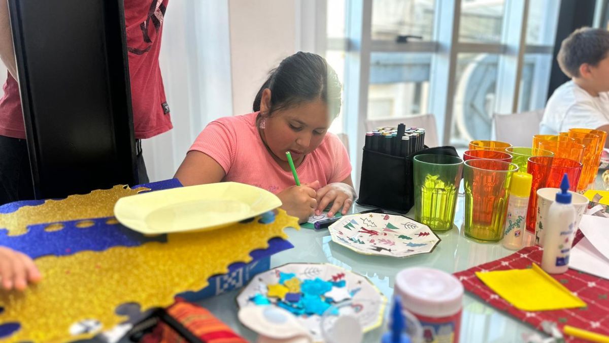 La propuesta buscó sumar calidez y creatividad a las cajas navideñas que serán entregadas a 1.350 familias de la ciudad. La propuesta buscó sumar calidez y creatividad a las cajas navideñas que serán entregadas a 1.350 familias de la ciudad.