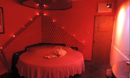 Escándalo en un motel: eran once para una orgía, pero no les alcanzó la plata para pagar Escándalo en un motel: eran once para una orgía, pero no les alcanzó la plata para pagar