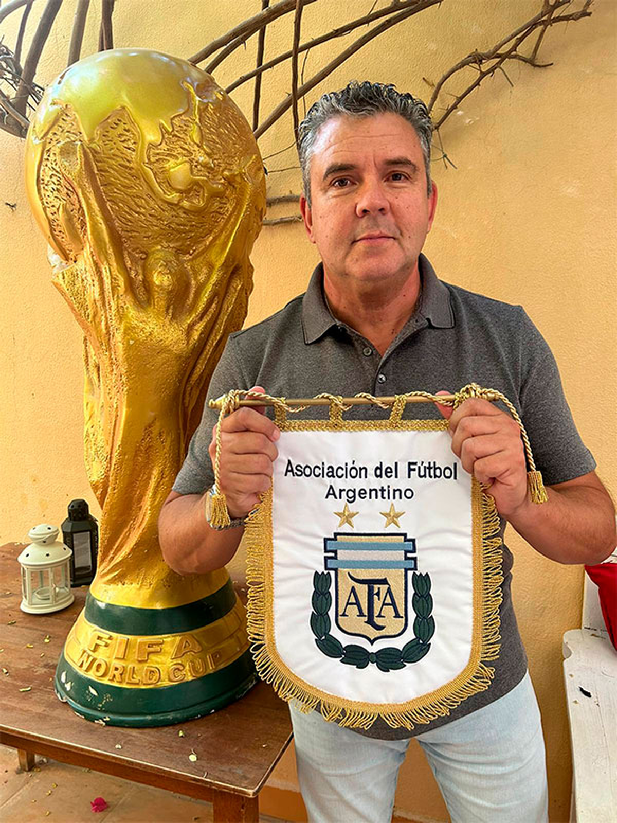 Javier Maluf junto al banderín que Lionel Messi entregó en la final del Mundial.