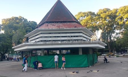 Defensores de animales denunciaron la existencia de aves muertas, enfermas y sin alimento en la plaza El Palomar. Defensores de animales denunciaron la existencia de aves muertas, enfermas y sin alimento en la plaza El Palomar.